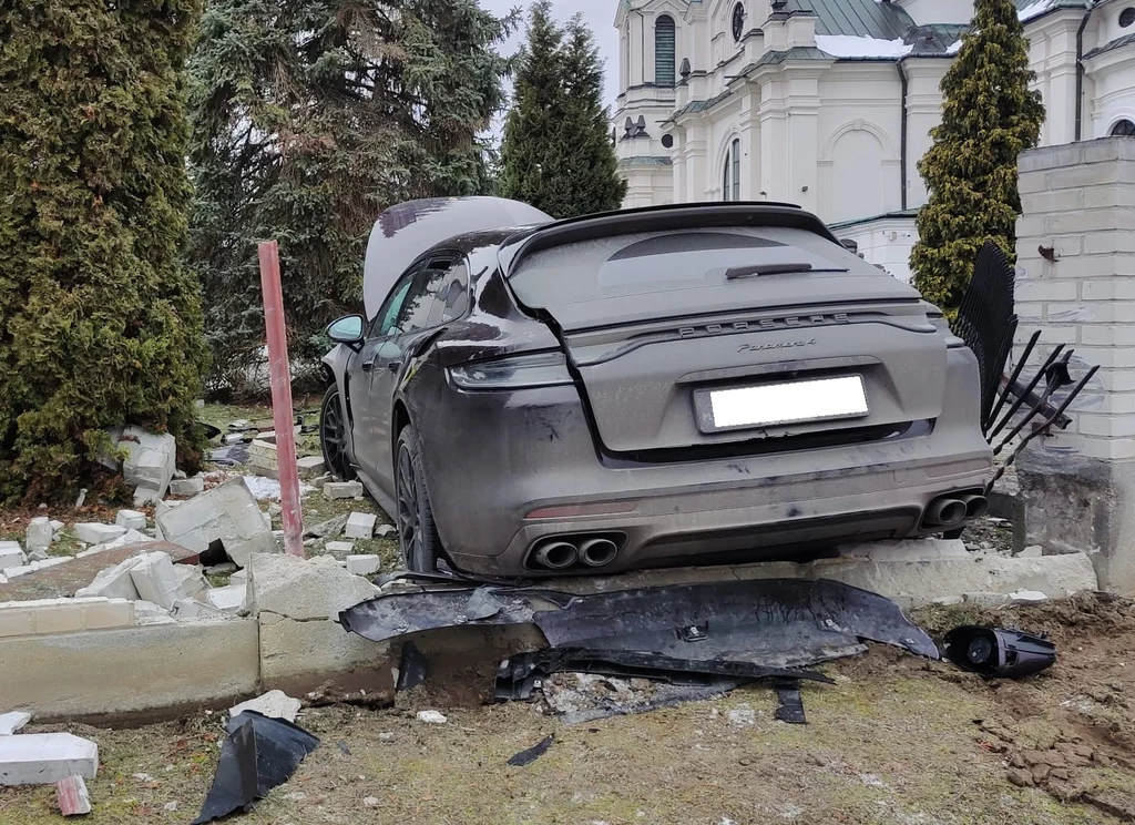 Porsche Panamera przebiła kościelne ogrodzenie. Na szczęście nikt nie odniósł obrażeń / Fot: Straż pożarna