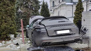 Jechał Porsche, śpieszył się na mszę. Pod kościół wpadł wraz z ogrodzeniem