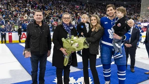 John Tavares z rodziną - żoną, dziećmi i rodzicami