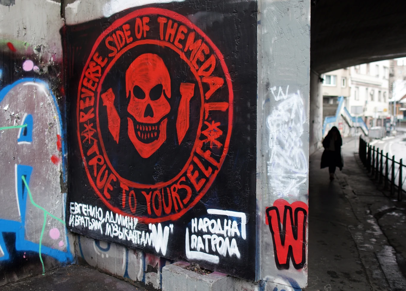Jeden z symboli Grupy Wagnera jako mural w Belgradzie. Podobny można zobaczyć w propagandowym nagraniu Jeden z symboli Grupy Wagnera jako mural w Belgradzie. Podobny można zobaczyć w propagandowym nagraniu