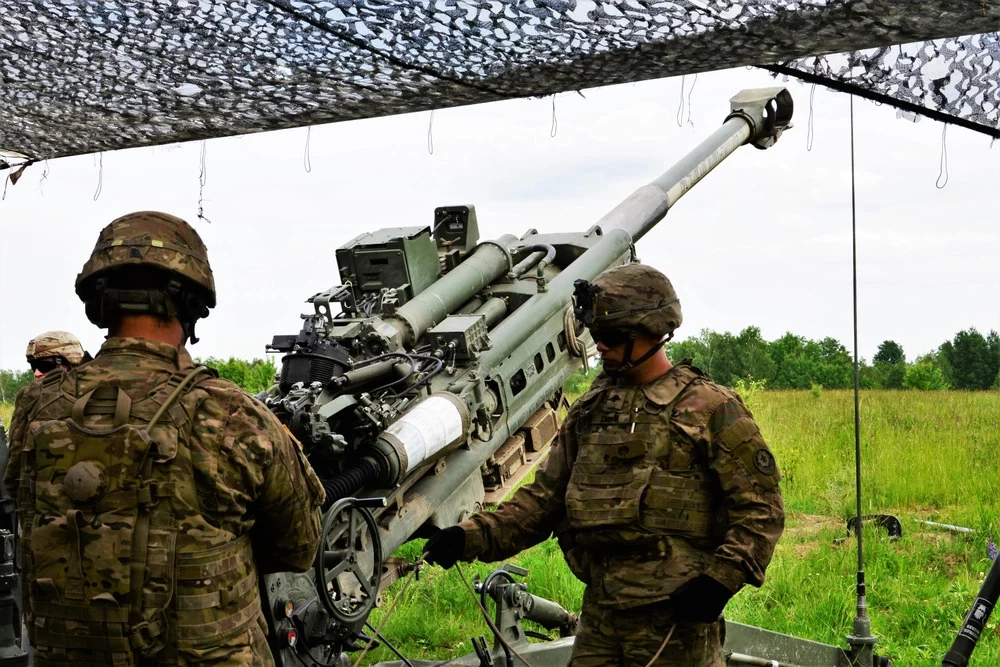 Ukraińcy szczególnie często mają prosić o pomoc w obsłudze i naprawie 155 mm amerykańskiej haubicy M777