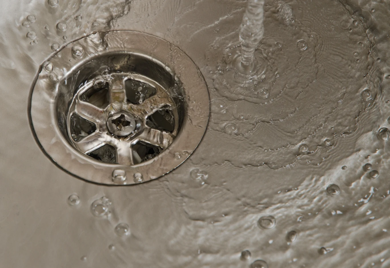 Soda oczyszczona i ocet to niezastąpiony duet walczący z zatkanym odpływem