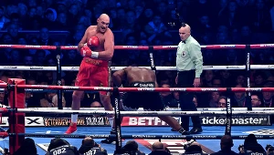 Tyson Fury (przodem) w walce z Derekiem Chisorą