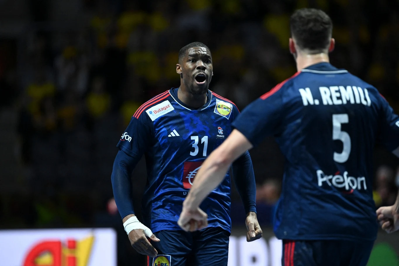 Dylan Nahi i Nedim Remili (tyłem) - dwaj wicemistrzowie świata z Industrii Kielce