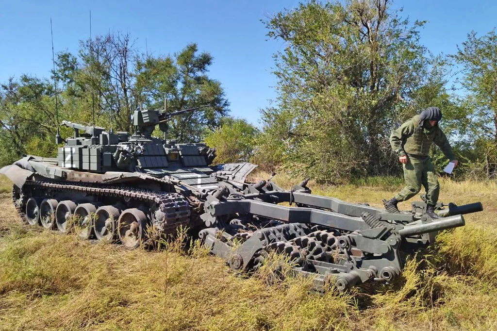 BMR-3MA Vepr to konstrukcja zbudowana na podwoziu czołgów T-90. Umożliwiają niszczenie zarówno zwykłych min lądowych, jak i min ze zdalnym zapalnikiem detonacyjnym)