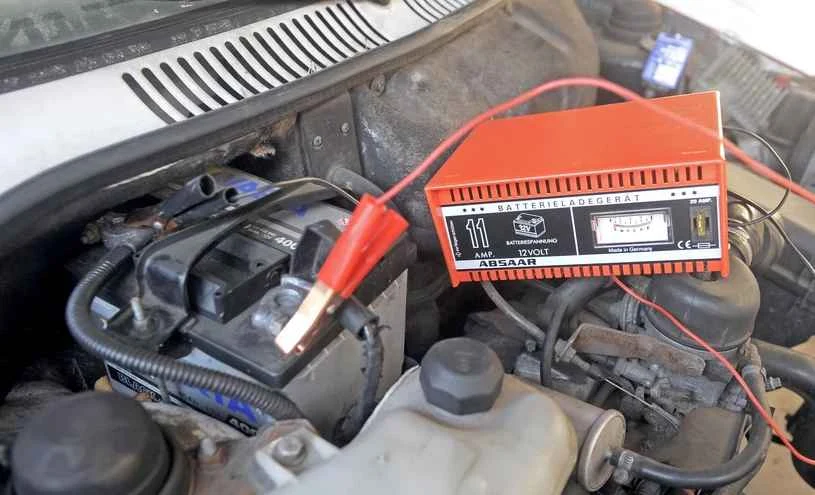 Czasem już po kilkudniowym postoju trzeba się wspierać prostownikiem