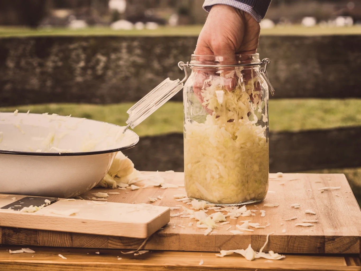 Kluczem jest dobrze zbalansowana zalewa octowa i świeże warzywa, które dodają jej koloru i chrupkości.