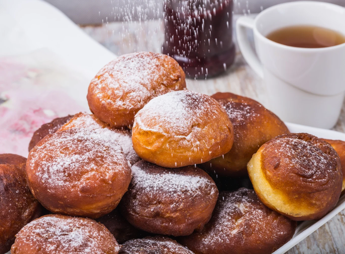 Pączki z piekarnika mają mniej kalorii od smażonych na tłuszczu. Pączki z piekarnika mają mniej kalorii od smażonych na tłuszczu.