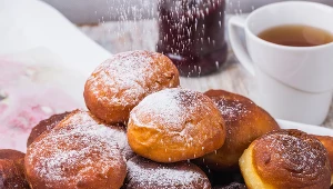 Najlepsze ciasto na pączki drożdżowe. Takie słodkości robiły nasze babcie