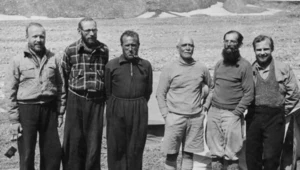 Janusz Klarner, Jakub Bujak, Adam Karpiński, mjr J.R. Foy, Stephen Blake i Stefan Bernadzikiewicz w bazie po zdobyciu szczytu (Archiwum prywatne Magdaleny Bujak-Lenczowskiej) / materiały promocyjne wyd. Marginesy. 