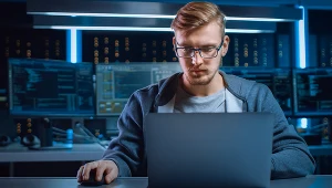 40 proc. spośród specjalistów od cyberbezpieczeństwa deklaruje zarobki przewyższające 20 tys. zł brutto miesięcznie