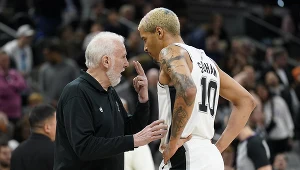 Trener Gregg Popovich w rozmowie z Jeremym Sochanem
