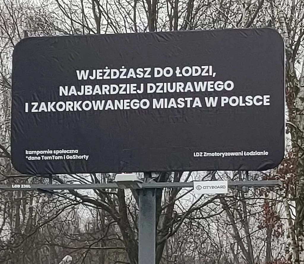 W Łodzi kierowcy wzięli sprawy w swoje ręce - ostrzegają innych o stanie lokalnych dróg / fot. LDZ Zmotoryzowani Łodzianie