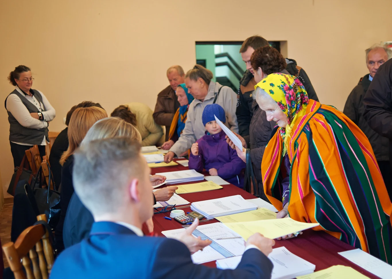 Głuchów, woj. łódzkie, rok 2014. Mieszkańcy głosują w wyborach parlamentarnych w ludowych strojach Głuchów, woj. łódzkie, rok 2014. Mieszkańcy głosują w wyborach parlamentarnych w ludowych strojach