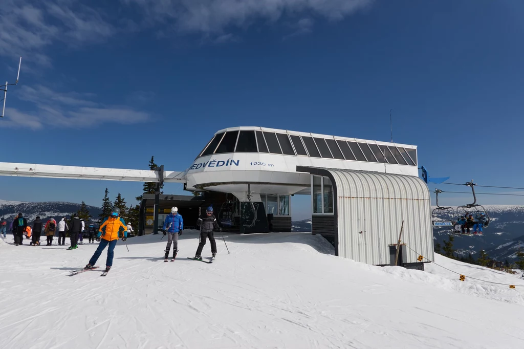 Szpindlerowy Mlyn to popularny ośrodek narciarski wśród Polaków. Skipass jednodniowy kosztuje tam 1390 CZK (około 270 zł).