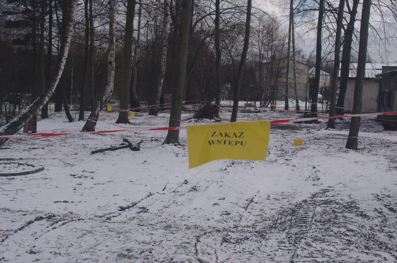 Zapadlisko w parku obok Willi NOT