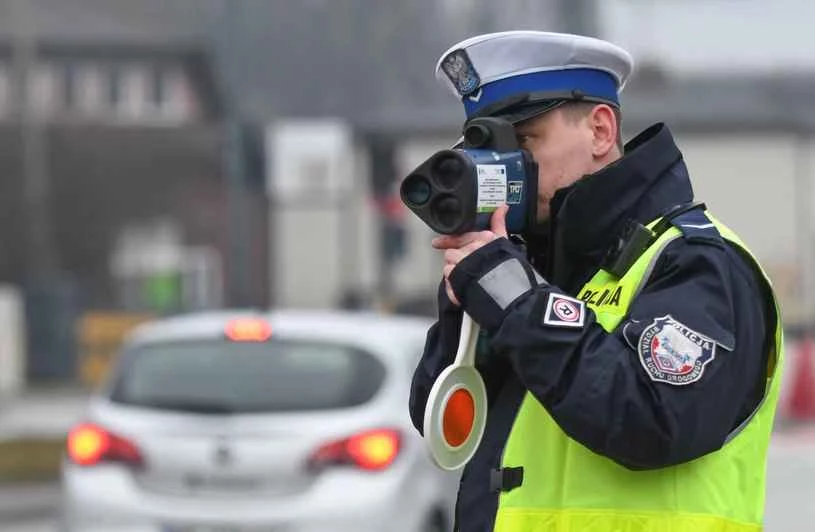 Warto przypomnieć sobie, jaka jest dopuszczalna prędkość na drodze oznaczonej znakiem D-7