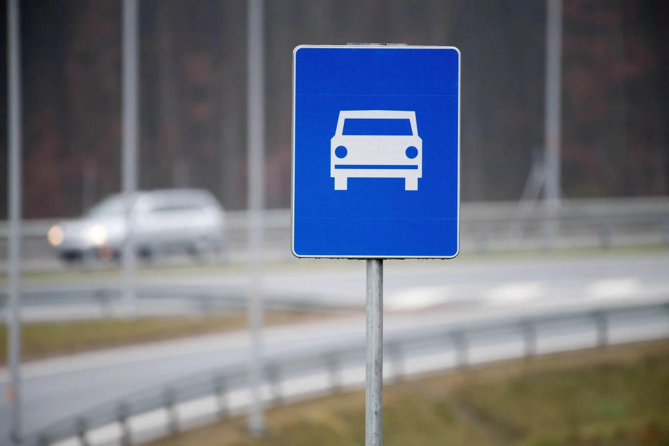 Samochody osobowe mogą się poruszać po drodze ekspresowej z prędkością do 120 km/h