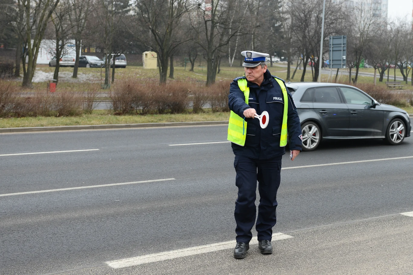 Policjant zatrzymujący kierowcę za przekroczenie prędkości za znakiem D-7 może nie być wyrozumiały