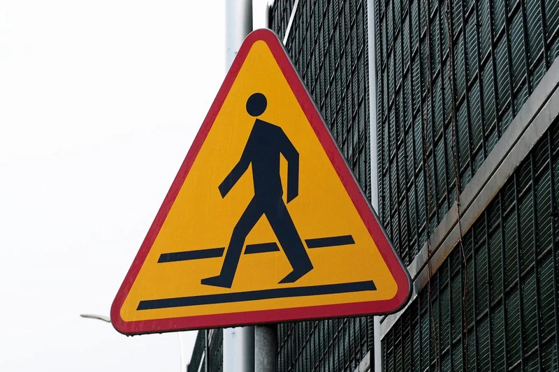 Znak ostrzegawczy A-16 informuje kierowcę o zbliżaniu się do przejścia dla pieszych, które nie może być odpowiednio wcześnie widoczne