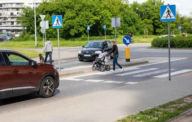 Znak D-6 oznaczający przejście dla pieszych stosuje się do wyznaczenia miejsca, w którym piesi mogą przekraczać jezdnię