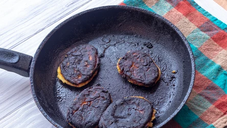 Przypalona patelnia jest do odratowania