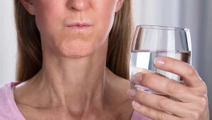 Płukanie gardła wodą z solą jest sprawdzonym domowym sposobem m.in. na ból gardła