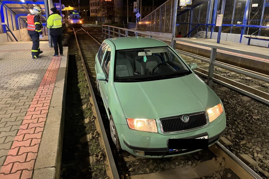 21-latka dotąd jechała torowiskiem, aż Skoda się zawiesiła / Fot: Czeska policja