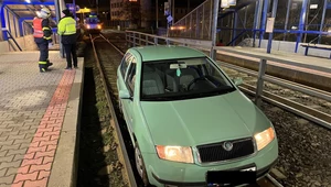 Wjechała na tory bo tak kierowała ją nawigacja. W końcu auto się powiesiło