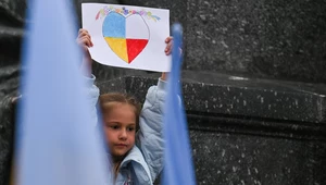 Zdjęcie ilustracyjne. Siedmioletnia Katerina podczas proukraińskiej manifestacji w Krakowie, w lipcu 2022