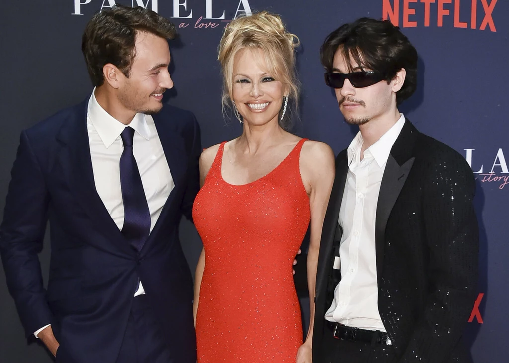 Pamela Anderson z synami Dylanem i Brandonem 