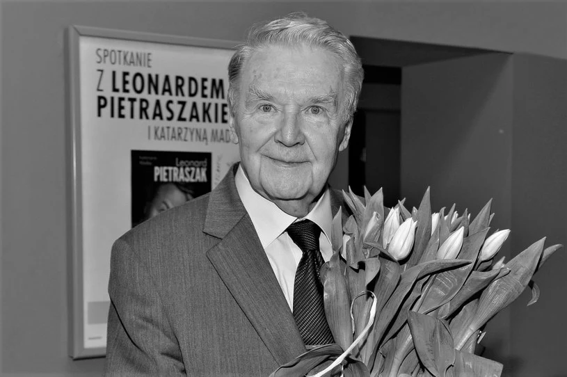 Lista ról, którymi podbił serca widzów, jest długa. Pułkownik Krzysztof Dowgird z "Czarnych chmur", doktor Karol Stelmach z "Czterdziestolatka", pułkownik Wareda z "Kariery Nikodema Dyzmy", marszałek Kmita z "Królowej Bony", bankier Kramer z "Vabanku" czy Krzysztof Kalinowski z "Siedliska" to tylko niektóre.

Zresztą nie musiał grać głównych bohaterów, by utkwić w pamięci widzów. Przykładem jest Hubert Ornel, wypowiadający w "Stawce większej niż życie" zdanie: "W Paryżu najlepsze kasztany są na placu Pigalle". - Może tylko "ucho od śledzia" przebiło to słynne powiedzenie. Chyba dlatego, że widzowie do dziś utożsamiają mnie z "Vabankiem" - wyjaśnia obchodzący 80. urodziny Leonard Pietraszak.