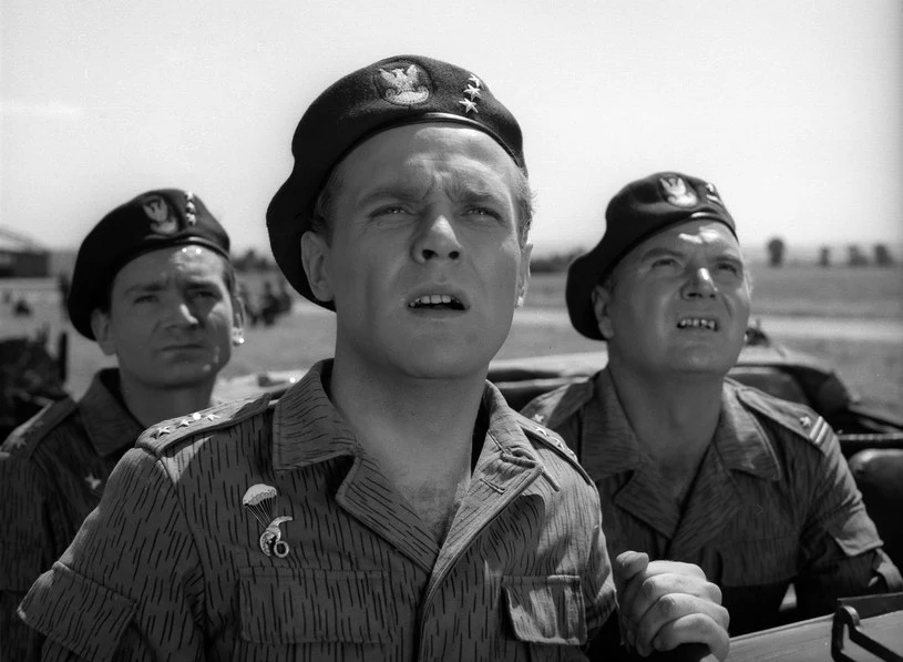 Pierwsze szlify na planie filmowym aktor zbierał już pod koniec lat 50. XX wieku, kiedy pojawiał się w epizodach w "Zezowatym szczęściu" Andrzeja Munka, "Cafe pod Minogą" Bronisława Broka czy "Awanturze o Basię" Marii Kaniewskiej.

W napisach końcowych jego nazwisko pojawił się jednak dopiero w 1962 roku w "Czerwonych beretach" Pawła Komorowskiego (na zdjęciu).