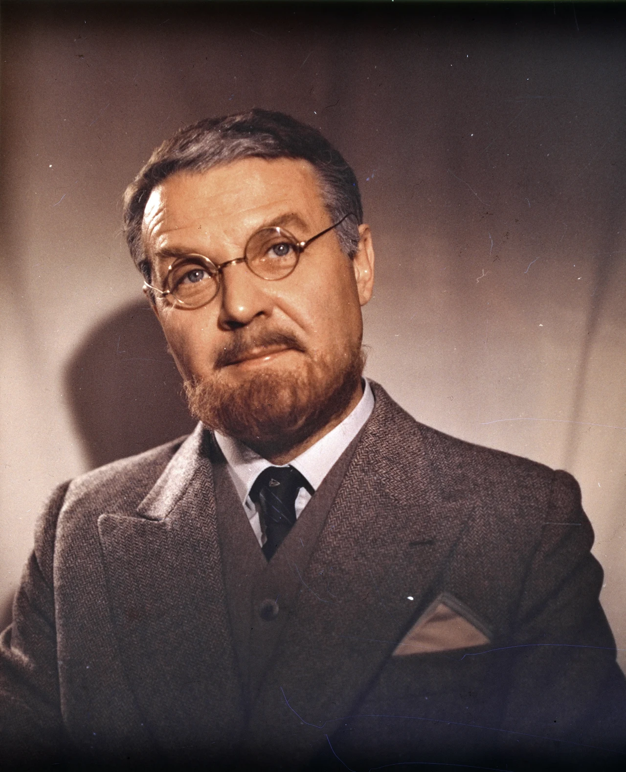 - Często się z tym spotykam, że ludzie jak mnie zobaczą, to się łapią za to ucho albo mówią "ucho od śledzia". Jeśli komuś się uda mnie rozpoznać, to słyszę "ucho od śledzia". Wiele osób będzie się na ten temat zastanawiać. Owszem, powiedziałem to, możecie nawet zdziwić się, ale to wszystko jest ucho od śledzia - aktor mówił w rozmowie z Polską Agencją Prasową.