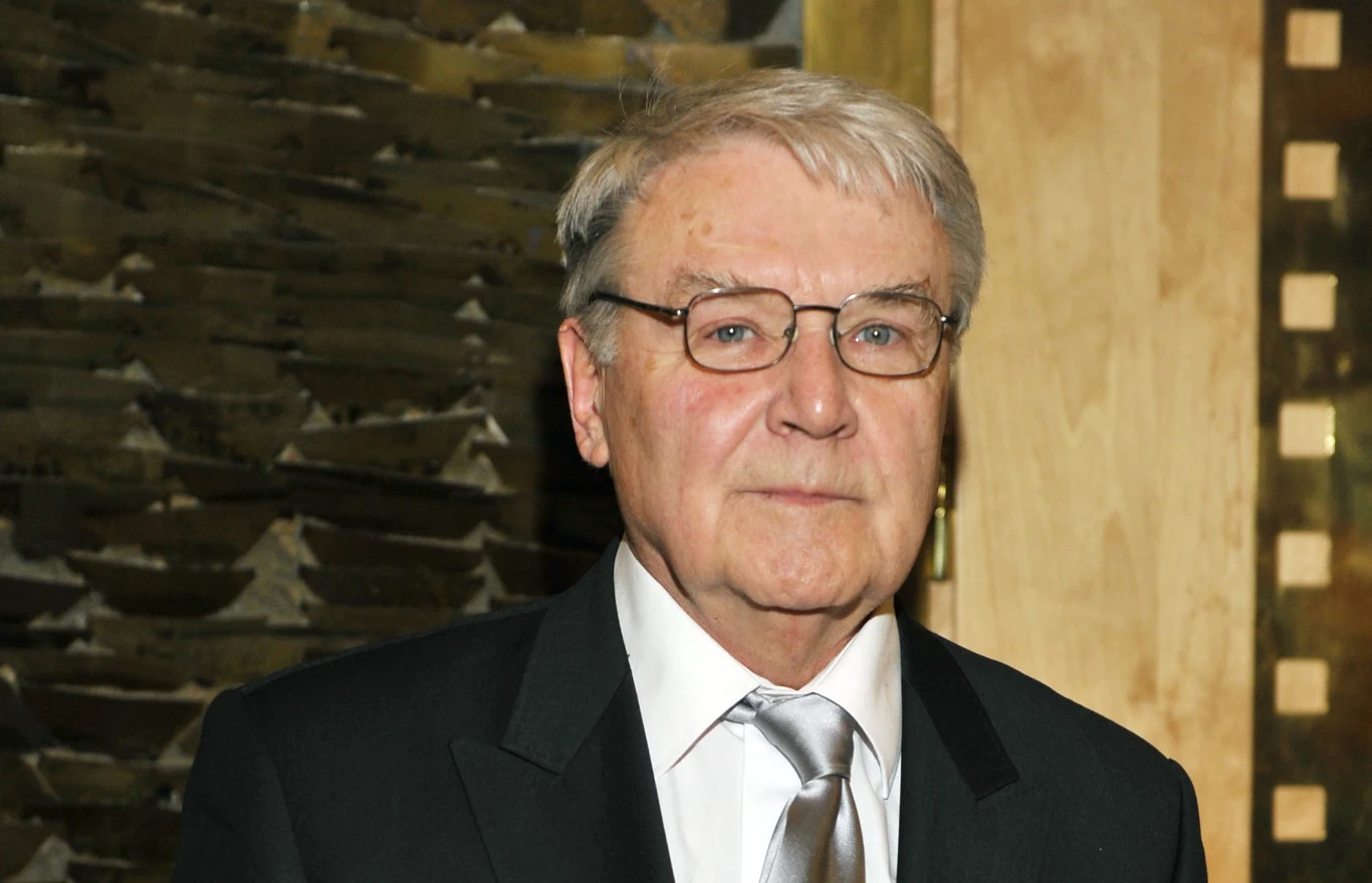 W 2000 roku aktor otrzymał Krzyż Oficerski Orderu Odrodzenia Polski "w uznaniu wybitnych zasług dla kultury polskiej, za osiągnięcia w pracy artystycznej".
