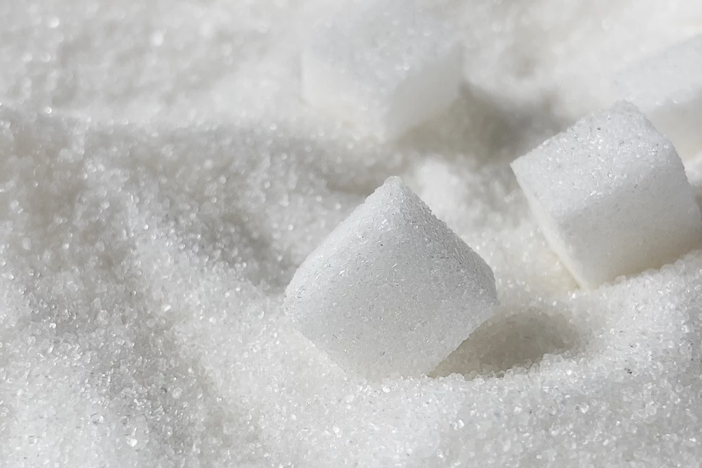 Cukier świetnie smakuje i poprawia nastrój – z tego powodu wielu z nas trudno ograniczyć jego spożywanie