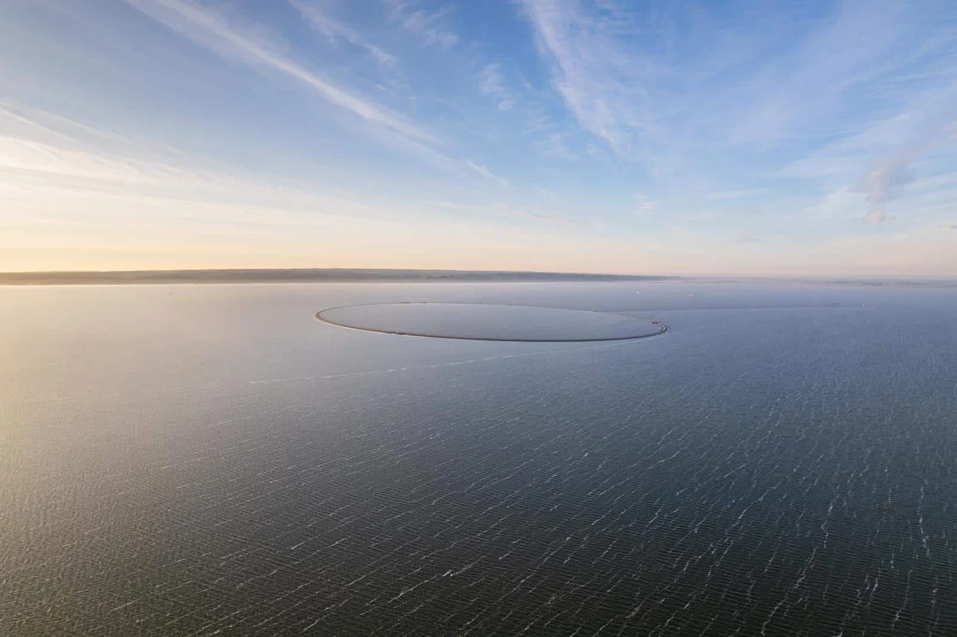 Widok na Zalew Wiślany z częściowo ukończoną Wyspą Estyjską w oddali