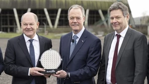 Kanclerz Niemiec Olaf Scholz (L), Gregg Lowe, dyrektor generalny Wolfspeed oraz Robert Habeck, minister gospodarki Niemiec (P) w miejscu przyszłej fabryki chipów Wolfspeed w Ensdorf w Kraju Saary
