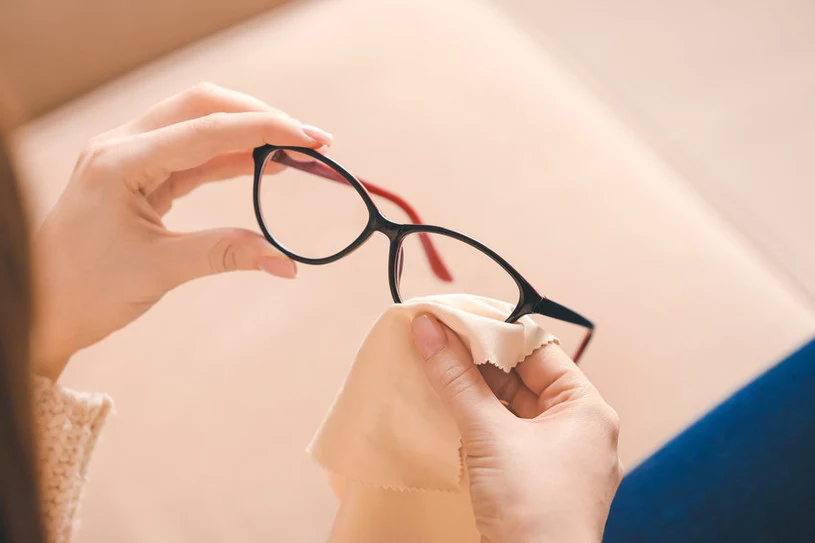 Sprawdź, jak czyścić okulary, by ich nie zniszczyć