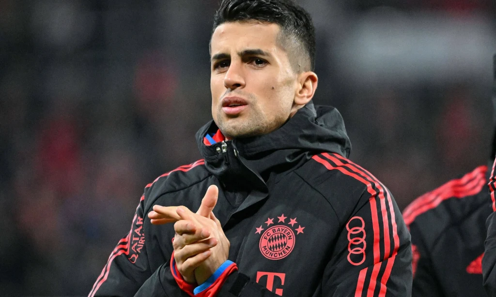 Joao Cancelo oczekujący na mecz Joao Cancelo oczekujący na mecz