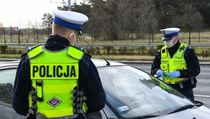 Czego pod żadnym pozorem nie robić, gdy zatrzyma nas policja?