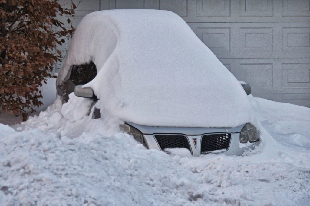 Wiele auto zostało zakopanych pod śniegiem.