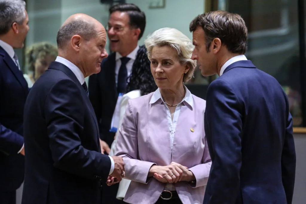 Kanclerz Niemiec Olaf Scholz. przewodnicząca Komisji Europejskiej Ursula von der Leyen oraz prezydent Francji Emmanuel Macron w trakcie szczytu UE w styczniu 2022 r. Kanclerz Niemiec Olaf Scholz. przewodnicząca Komisji Europejskiej Ursula von der Leyen oraz prezydent Francji Emmanuel Macron w trakcie szczytu UE w styczniu 2022 r.