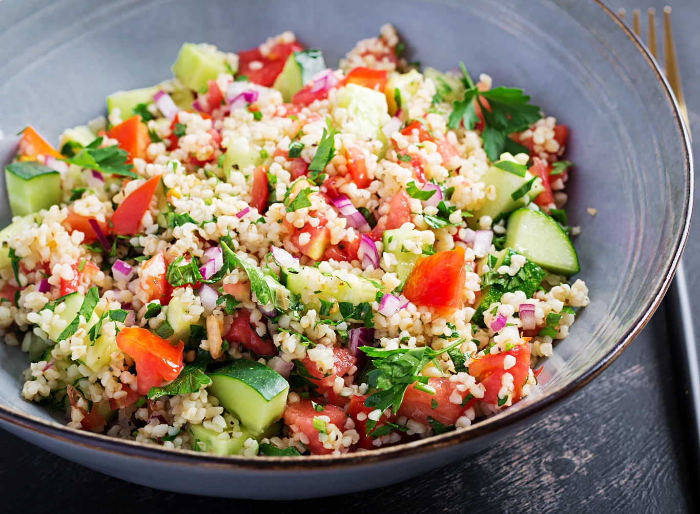 Sałatka tabbouleh z kaszą bulgur jest idealna przy diecie odchudzającej i smacznie dopełnia danie. Podawaj z mięsem, rybami lub tofu Sałatka tabbouleh z kaszą bulgur jest idealna przy diecie odchudzającej i smacznie dopełnia danie. Podawaj z mięsem, rybami lub tofu