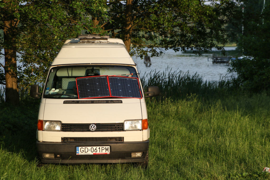 Fotowoltaika w plenerze to doskonały pomysł na pobyt off-grid