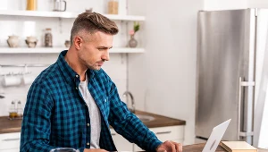 Firmy coraz częściej rezygnują z pracy zdalnej. Zdjęcie ilustracyjne