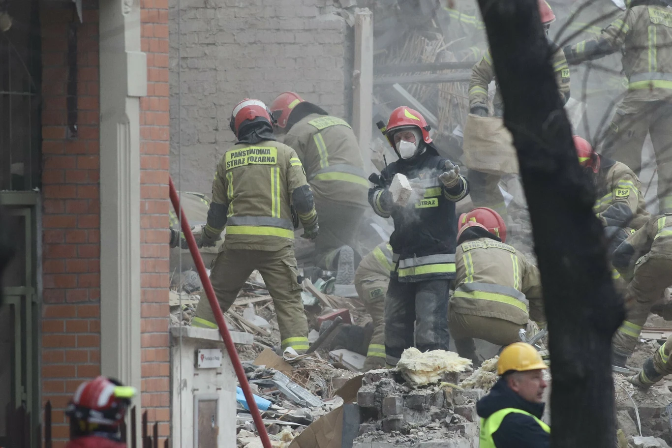 Akcja strażaku w miejscu wybuchu gazu Akcja strażaku w miejscu wybuchu gazu