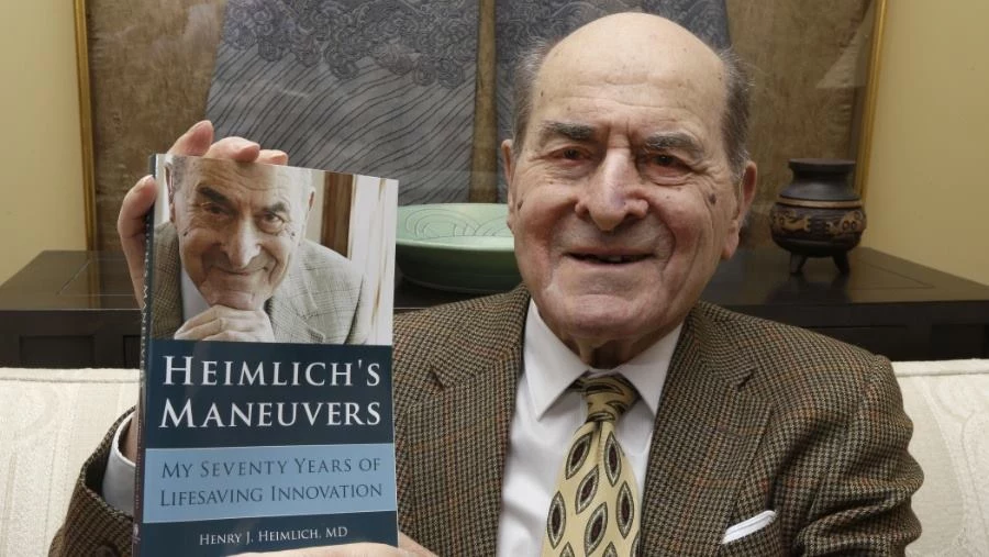 Dr Henry Heimlich opisał swoją metodę w 1974 roku, szukając rozwiązania na częste zgony spowodowane zadławieniem.