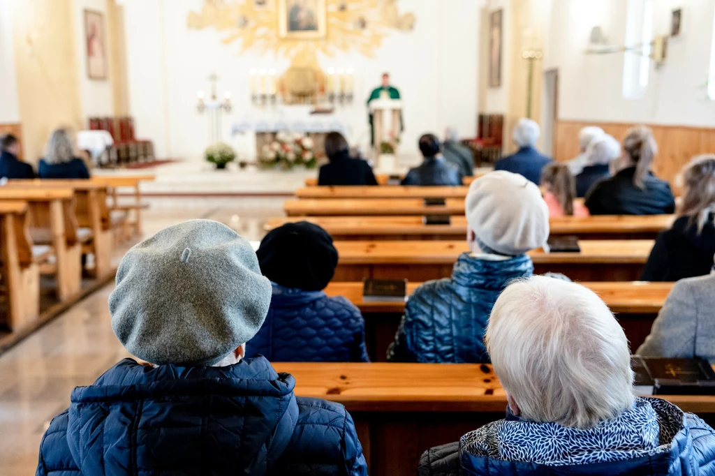 Częstym zjawiskiem w kościołach jest przedwczesne klękanie wiernych podczas obrzędu
