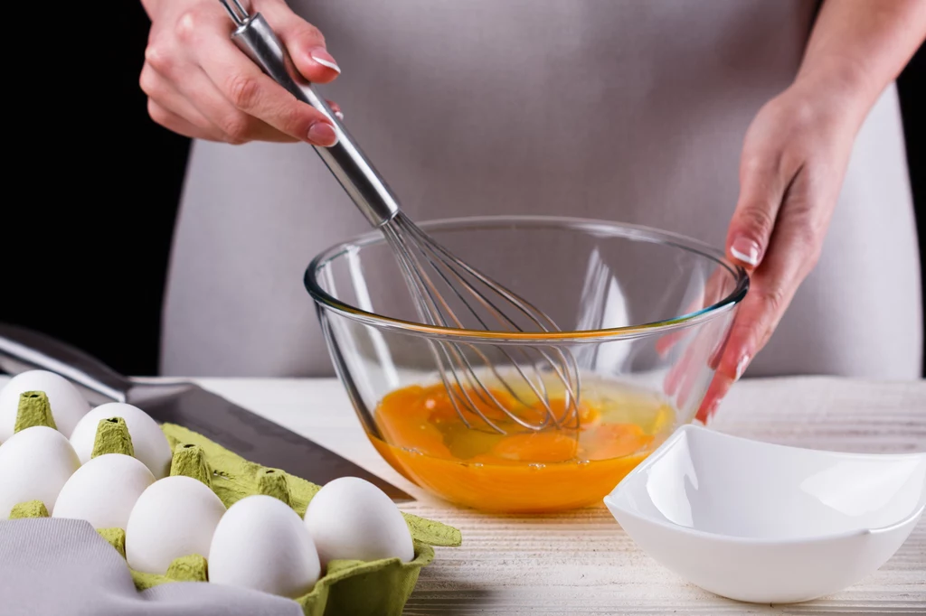Łyżeczka majonezu w jajecznicy doda jej lekkości